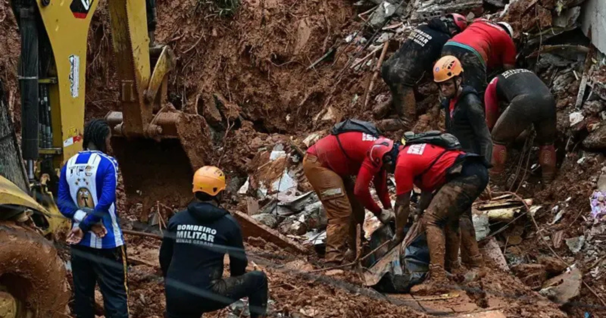 Davi coberto por curativos, sorrindo com esperança
